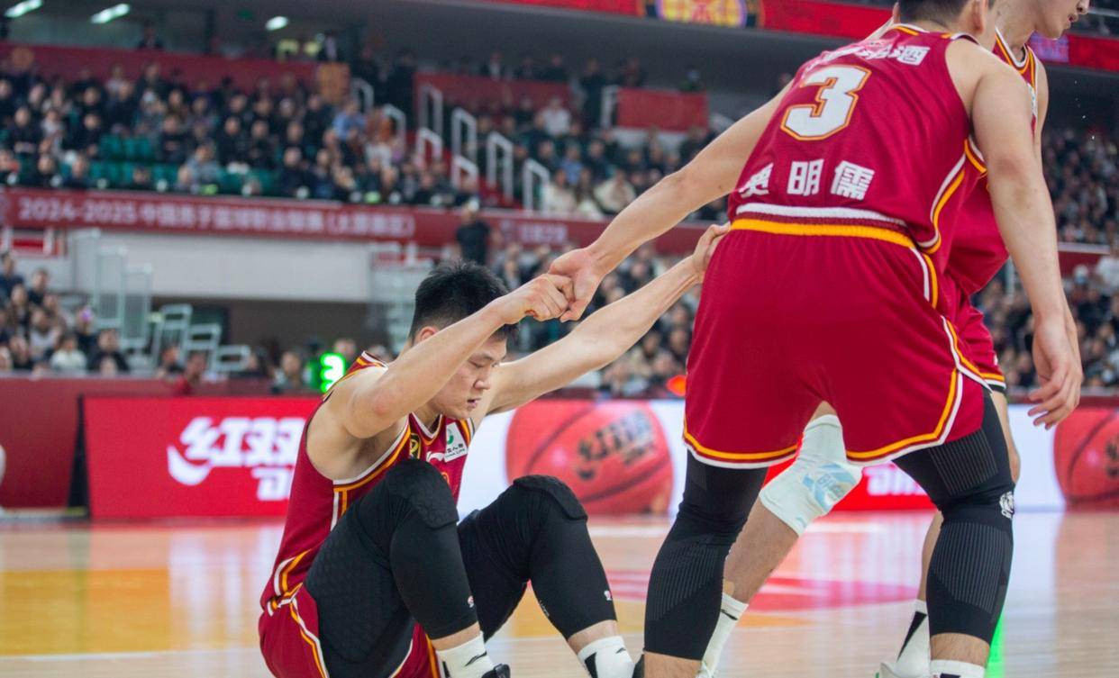 无私奉献精神，球队击败对手晋级下一轮的简单介绍